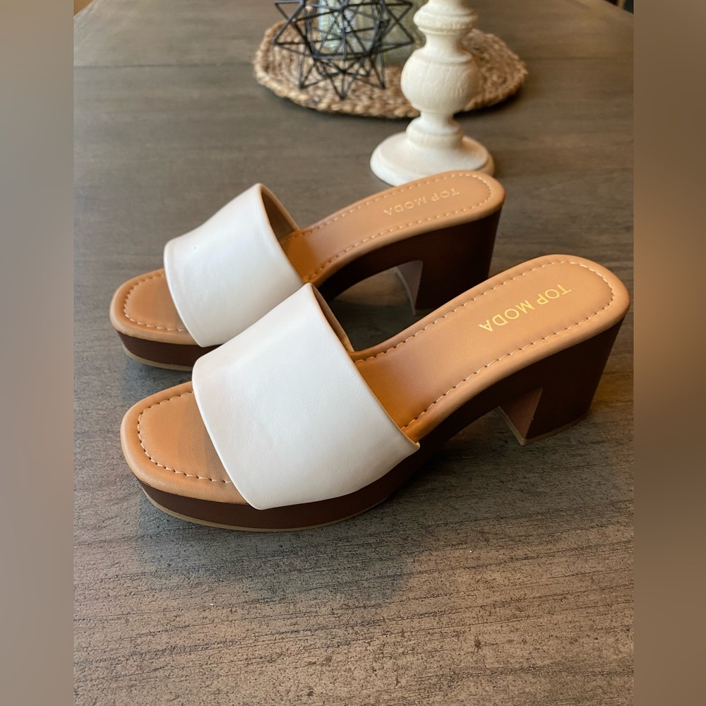 Top Moda Lauren White Chunk Heel Sandal in size 7